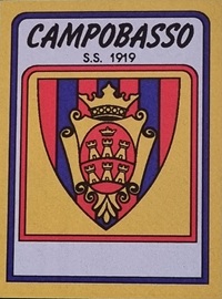 Scudetto e stemma ufficiale della S.S. Campobasso stagione 1983-1984 figurina Panini